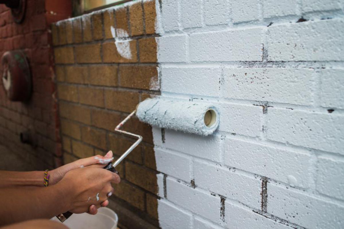 Покрасить кирпичную стену без штукатурки - цель, способы и выбор краски 4169