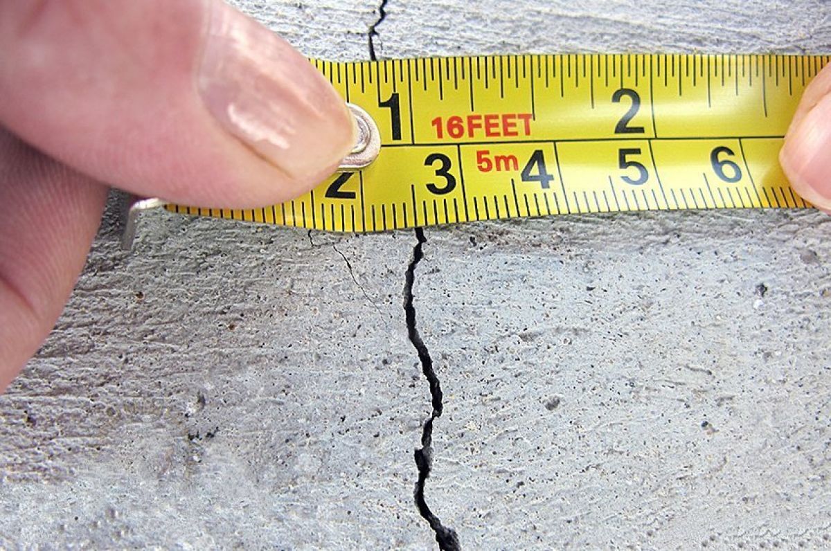 Техническая трещина. Измерение трещины в стене. Измерение раскрытия трещин в бетоне. Замер раскрытия трещин в бетоне. Волосяные трещины в бетоне.
