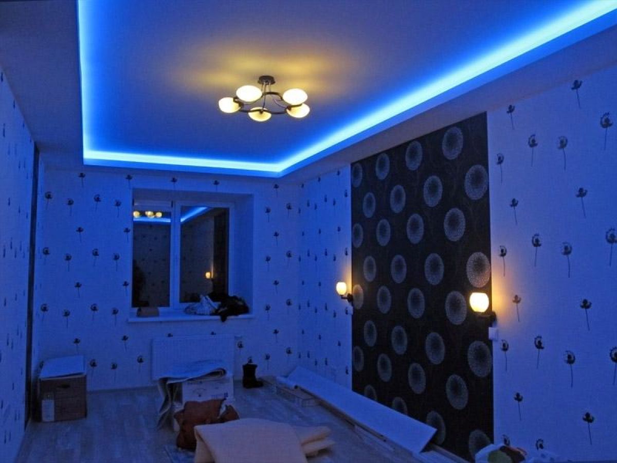 Светодиодная лампа в комнату. Комната со светодиодами. Светодиодная лента в комнате. Светодиодная лента на потолок. Потолок с подсветкой.