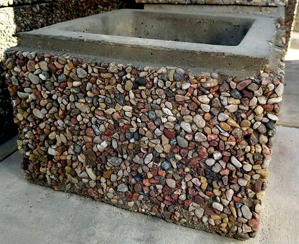 Самодельные камни. Мытый бетон из гальки. Мытый бетон с Галькой. Блоки из натурального камня. Галька в бетоне.